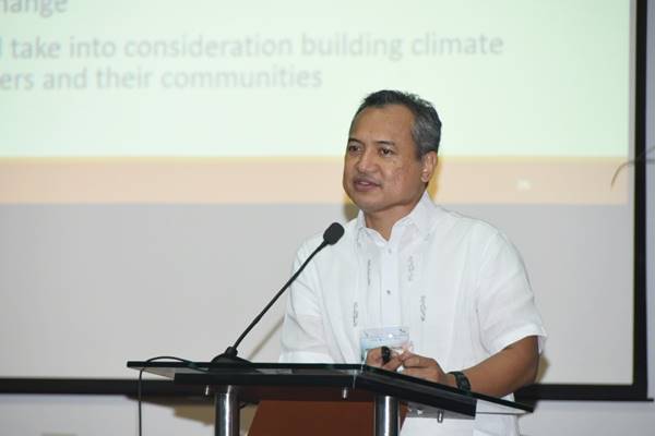 Roundtable Technical Coordinator Dr. Roehlano M. Briones presenting his synthesis of the event.