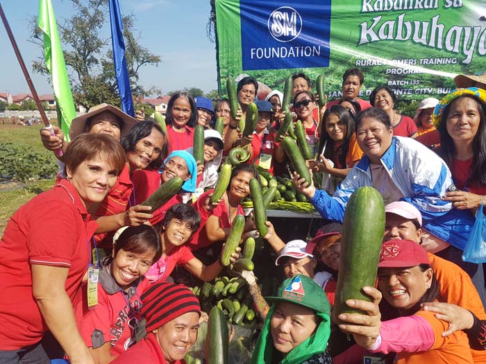WE MADE IT! — Some of the 201 Kabalikat Sa Kabuhayan participants in 54 barangays of San Jose Del Monte City, Bulacan who were able to finish the 12-week lecture and hands-on technological training on production of high value crops provided by the SM Foundation Inc. and HarBest Agribusiness Corporation – training provider, proudly showed different kinds of vegetables among of their good harvest during the Harvest festival held at Villar Sipag Farm School in San Jose Del Monte City last Saturday.(Freddie C. Velez) Bulletin