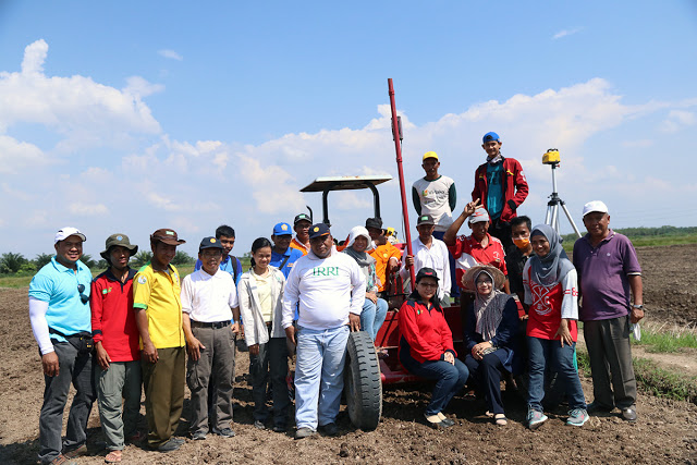 Participants in the laser leveling demonstration learn the basic principles of the technology and how to operate the equipment. IRRI’s CORIGAP project supports capacity building of NARES partners and other rice-farming sectors, such as youth, to accelerate adoption of best management practices that will support Indonesia’s national goal to achieve rice self–sufficiency.