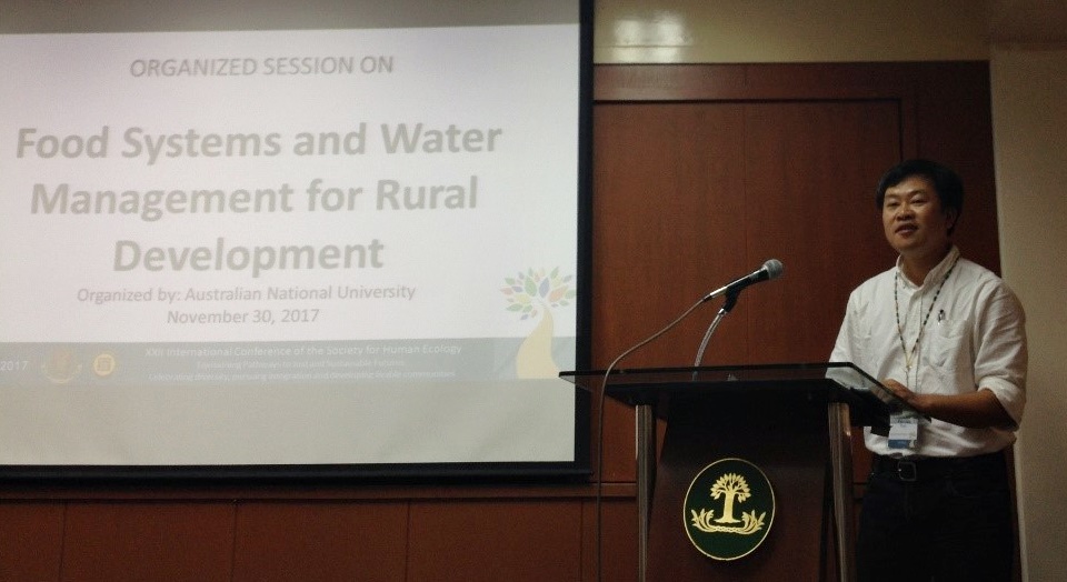 Dr. Thong Anh Tran chairing the session 'Food Systems and Water Management for Rural Development' at the SHE Conference.