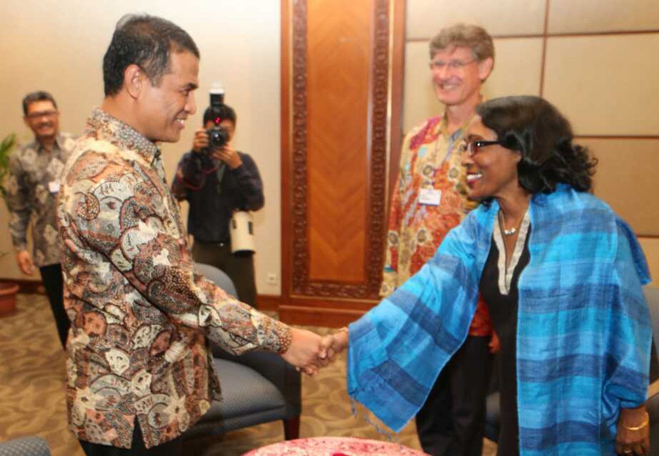 Agriculture Minister Andi Amran Sulaiman (second left) shakes hands with Assistant Director-General and FAO Regional Representative for Asia and the Pacific Kundhavi Kadiresan during their meeting on the sidelines of the fourth Jakarta Food Security Summit (JFSS-4), on March 8, while FAO Jakarta representative Mark Smulders (second right) looks on. (Courtesy of/the Agriculture Ministry)