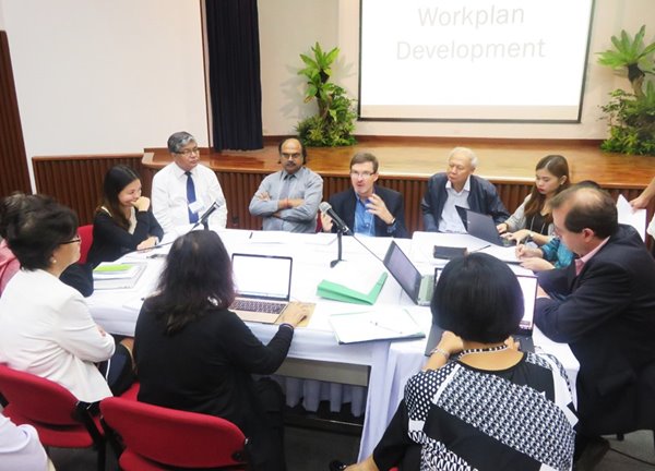 Members of the regional-level breakout group discuss important points in developing regional/ASEAN level strategic plan of action to promote small-scale rural producers (SSRPs)’ competitiveness and inclusion in regional agrifood markets.