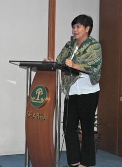 Ms. Lucia Campomanes of the DA-RFU IV discussing DA's support to the school gardens project of DepEd.