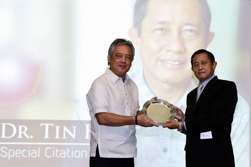 Dr. Tin Htut receives the plaque of special citation from SEARCA Director Dr. Gil C. Saguiguit, Jr.