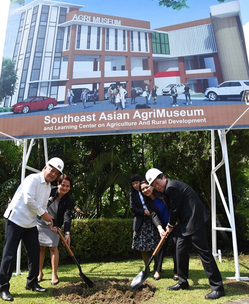 Thai Education Minister Teerakiat Jareonsettasin (right), concurrent SEAMEO Council President, and Dr. Gil C. Saguiguit Jr., SEARCA Director, lead the groundbreaking of the Southeast Asian AgriMuseum and Learning Center on Agriculture and Rural Development on 19 April 2017.