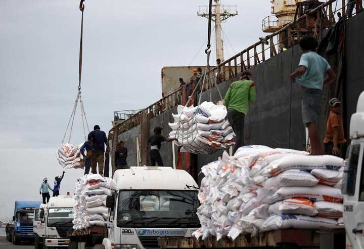 Workers unload imported rice from Vietnam from a ship at Tanjung Priork port in Jorth Jakarta, Indonesia, December 15, 2015.  Credit: REUTERS/Darren Whiteside