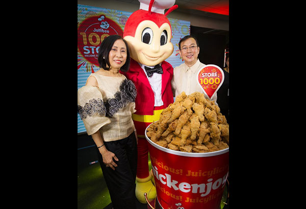 A Joyful toast: Jollibee Foods Corporation chairman Tony Tan Caktiong and Jollibee Group Foundation president Grace Tan Caktiong lead the ceremonial Chickenjoy toast to celebrate the company’s 1,000th store opening.