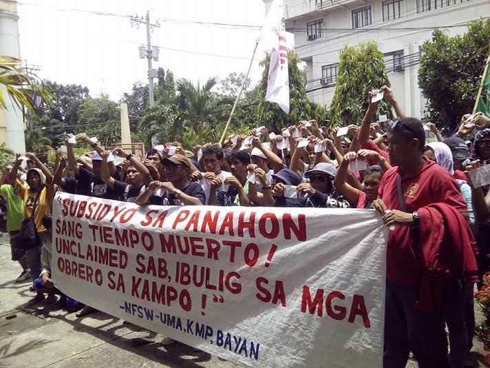 FILE PHOTO: Sugar workers hold protest in front of the DOLE office in Bacolod City in August 2016 (Photo by Genevieve Balora / NFSW)