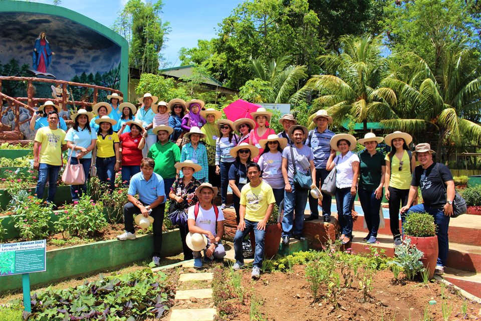 One batch of training participants, together with school teachers, principal, district supervisor, and partner parents from the Majayjay Elementary School, as well as representatives from the local government, as they tour the school-plus-home garden sites under the SEARCA-UPLB-DepEd and IIRR projects.