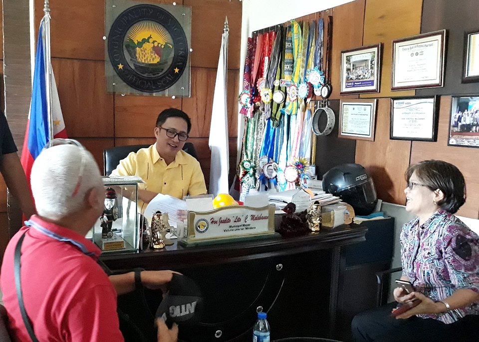 (Left to right) Dr. Jose R. Medina, overall Project Coordinator, Mayor Joselito Malabanan, and Dr. Ma. Concepcion Mores, on-site Project Coordinator, discuss the local government's continuous support to the ISARD Calamansi Project.
