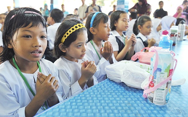 An expert says giving meals during school hours will not be adequate unless food and nutrition standards are set. (Bernama pic)