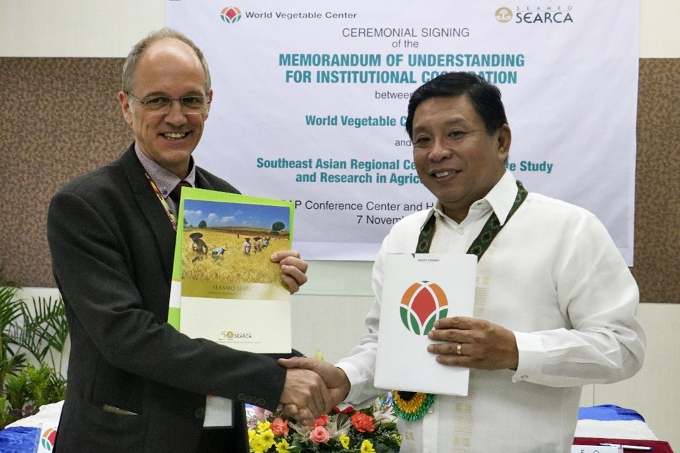 Dr. Sanchez and Dr. Wopereis also exchanged information materials about SEARCA and WorldVeg.