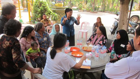 People discussing food security at a meeting in Kulalom, a district of Phnom Penh, Cambodia. The meeting was organised by a local community-based savings network (Photo: ACHR)