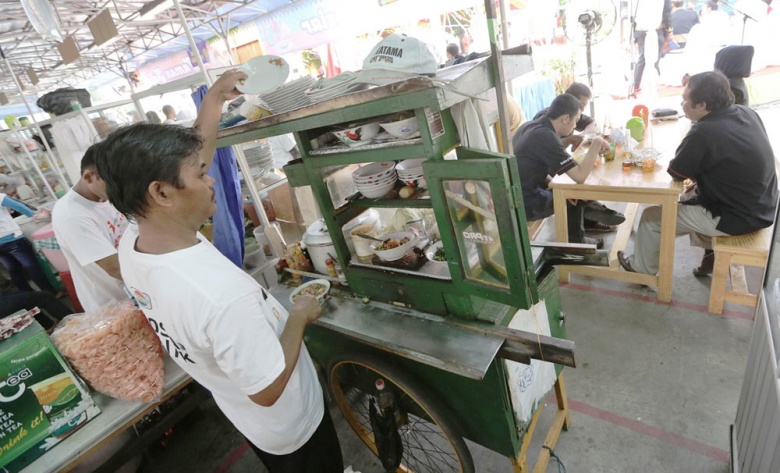 Fresh from the cart: A street vendor serves a dish in a food court in West Jakarta. (JP/Ricky Yudhistira)