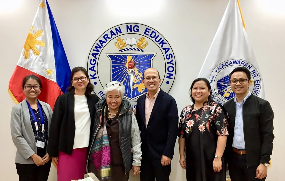 Secretary Briones (third from left), DepEd OIC-Assistant Secretary for Curriculum and Instruction Alma Ruby Torio (second from left), and DepEd International Cooperation Office Project Development Officer Farida Bianca Velicaria (leftmost) with the SEARCA delegation composed of Dr. Gregorio (third from right); Dr. Maria Cristeta N. Cuaresma (second from right), SEARCA Program Head for Graduate Education and Institutional Development; Mr. Sonny P. Pasiona (rightmost), SEARCA project staff. (Photo courtesy of DepEd)