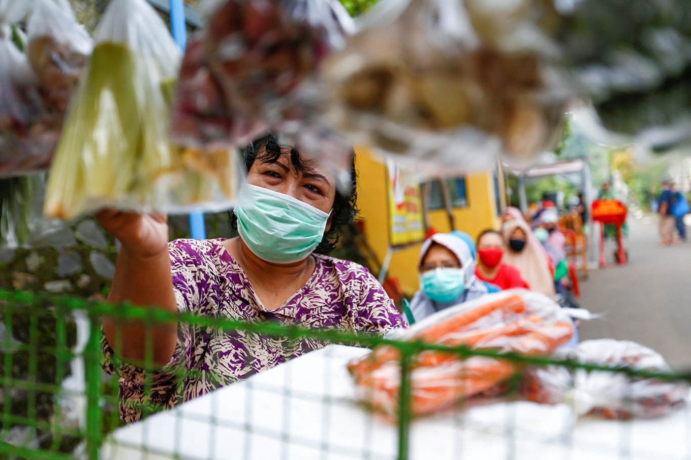 People practice physical distancing while buying vegetables amid the COVID-19 outbreak in Depok, West Java, on April 28. (REUTERS/Ajeng Dinar Ulfiana)