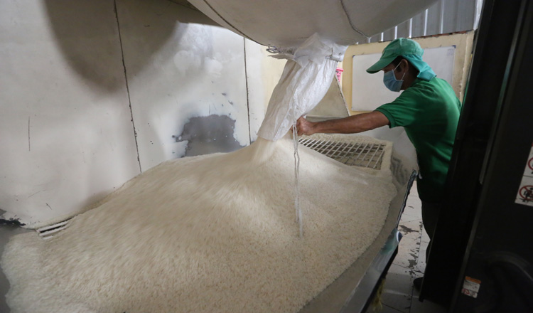 Rice milling in Kampong Speu province. KT/Chor Sokunthea