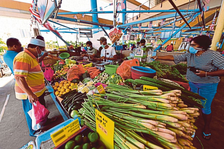 Reducing the subsidies of carefully selected items will not only reduce food wastage and over consumption by household but also allow for savings to the nation. (BERNAMA/File pic)