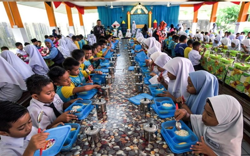 The government says the free breakfast programme will continue but will cater only to poor students. (Bernama pic)