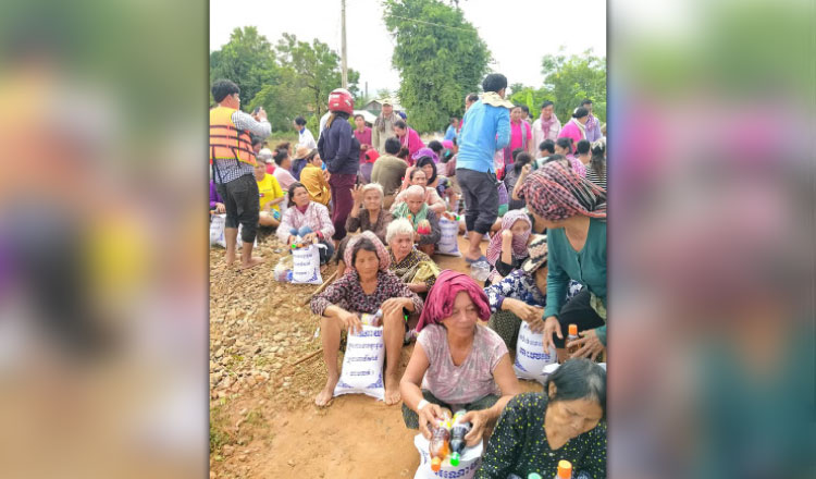 Around 100 poor families receive relief from the FAO in Pursat Province. (Photo Credit: Pursat Provincial Hall/Khmer Times) 