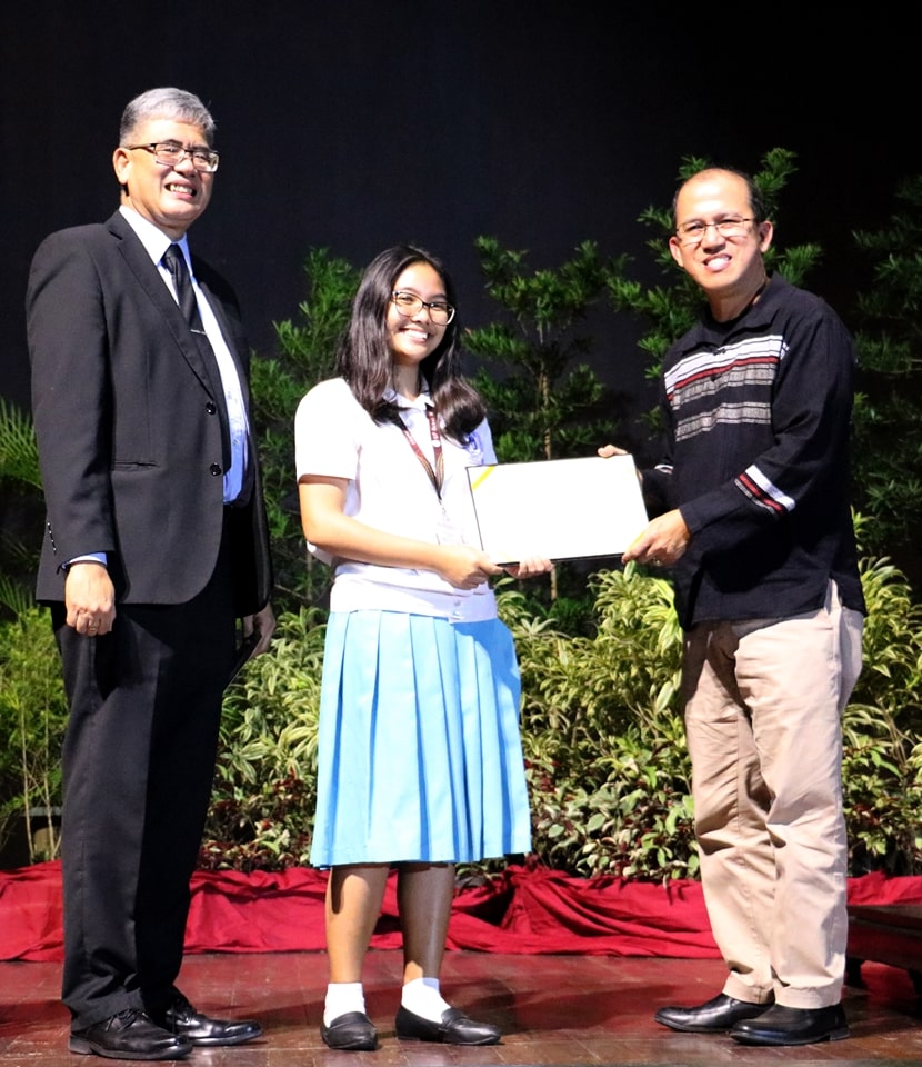 SEARCA Director Dr. Glenn B. Gregorio presents the certificate for the Seed Fund for Research and Development worth US$15,000 that SEARCA awards to the University of the Philippines Rural High School (UPRHS) for its Youth Program on Agriculture as UP Principal Dr. Gregorio Y. Ardales, Jr. looks on.