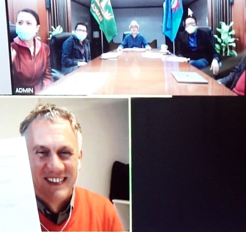 Upper screen, from right: SEARCA Deputy Director Joselito G. Florendo, Director Glenn B. Gregorio, EIG lead Rico C. Ancog, and EIG Program Specialist Lichelle Dara E. Carlos at the MOU signing ceremony on 7 October 2020. Lower screen: ILI Board Member Bruno Vandermeulen show the MOU signed in Brussels.