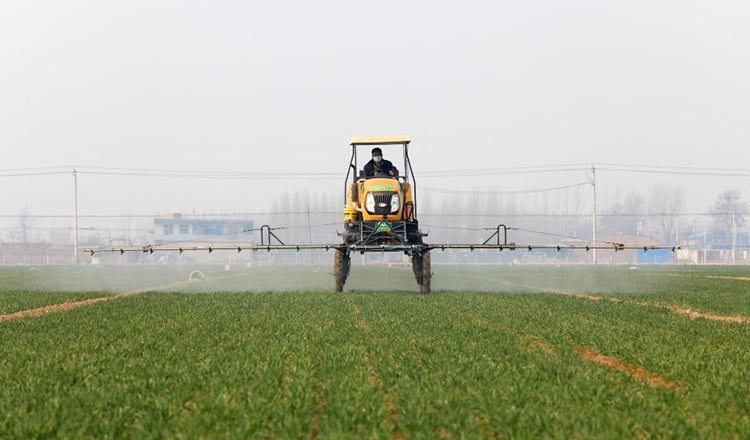 File photo. A farmer works in the field in Gaocheng District of Shijiazhuang City, north China's Hebei Province, March 9, 2021. (Photo by Liang Zidong/Xinhua)