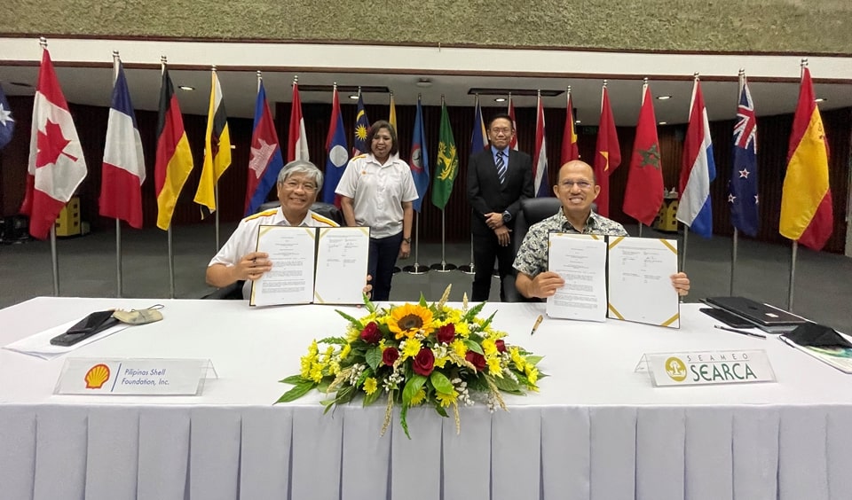 Dr. Gregorio (rightmost) and Mr. Quiniones (leftmost) each holds a copy of the LOA between SEARCA and PSFI that they inked in a signing ceremony on 19 April 2022. The ceremonial signing was witnessed by Assoc. Prof. Joselito G. Florendo (second from left), SEARCA Deputy Director for Administration and Ms. Maria Pamela S. Castro (second from left), PSFI Program Manager for Agriculture and Livelihood.